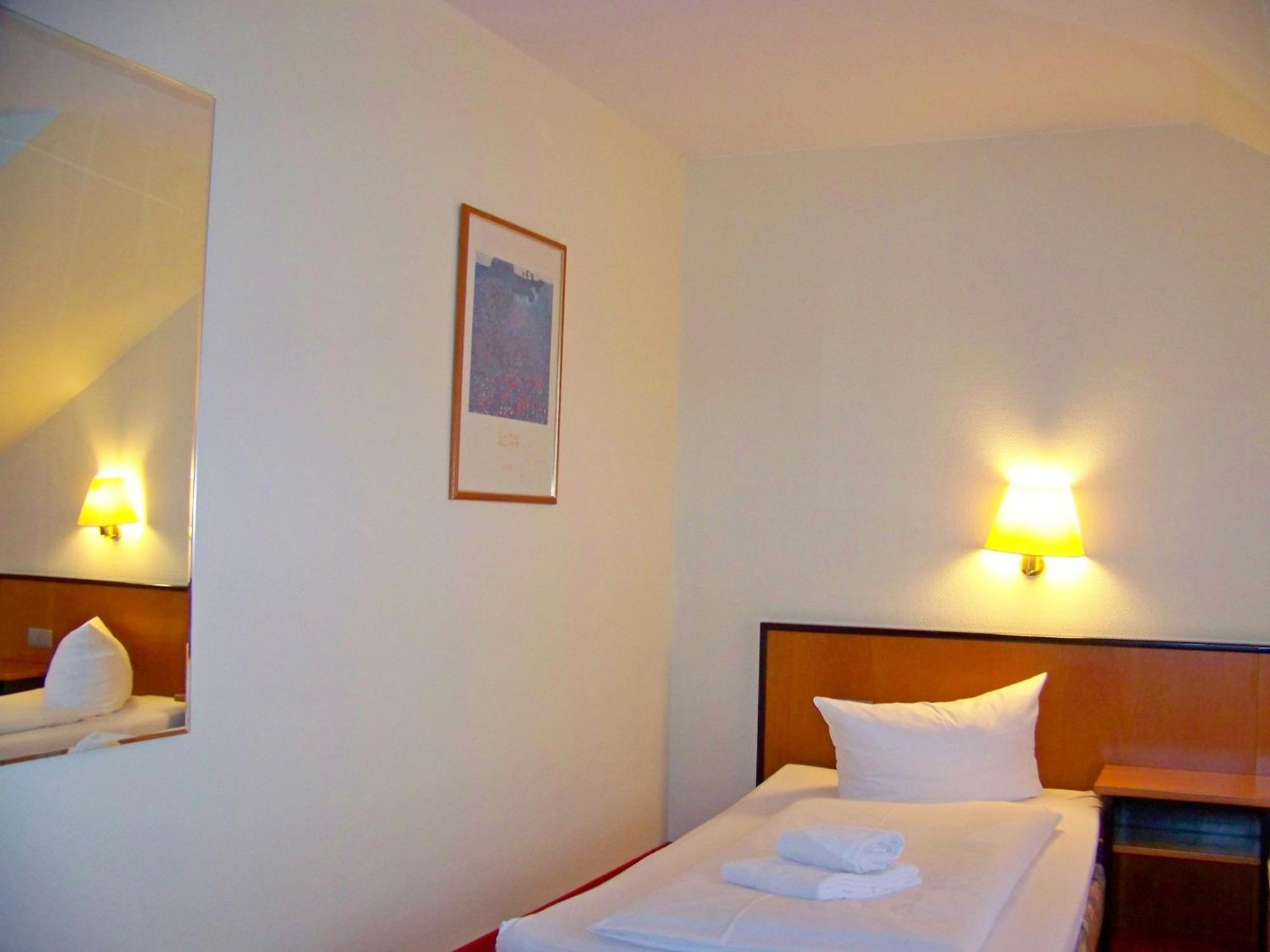 Hotel Amadeus ROYAL Berlin Hönow Zimmer foto