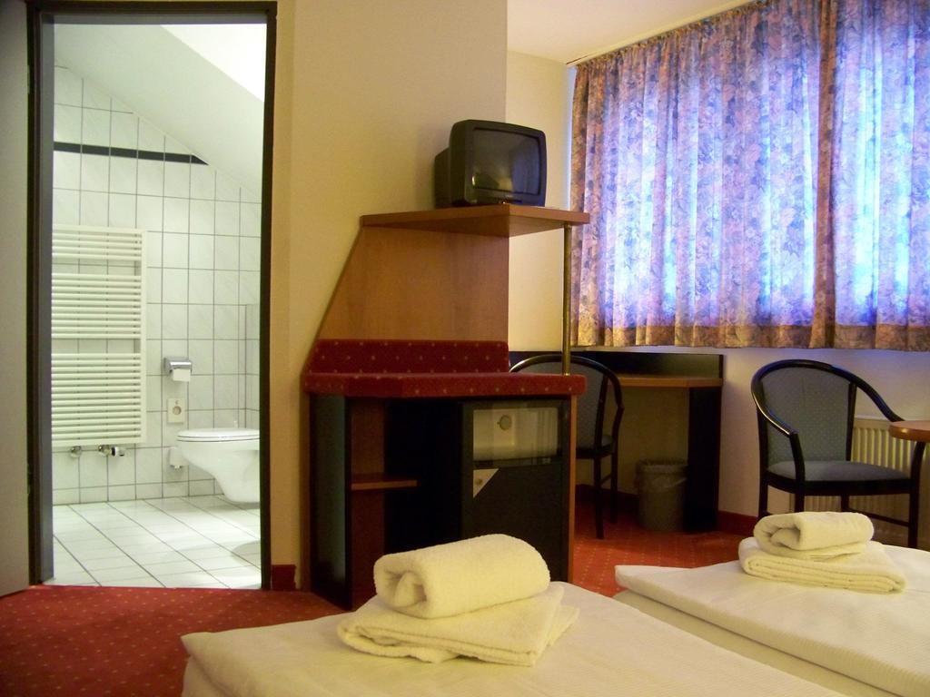 Hotel Amadeus ROYAL Berlin Hönow Zimmer foto