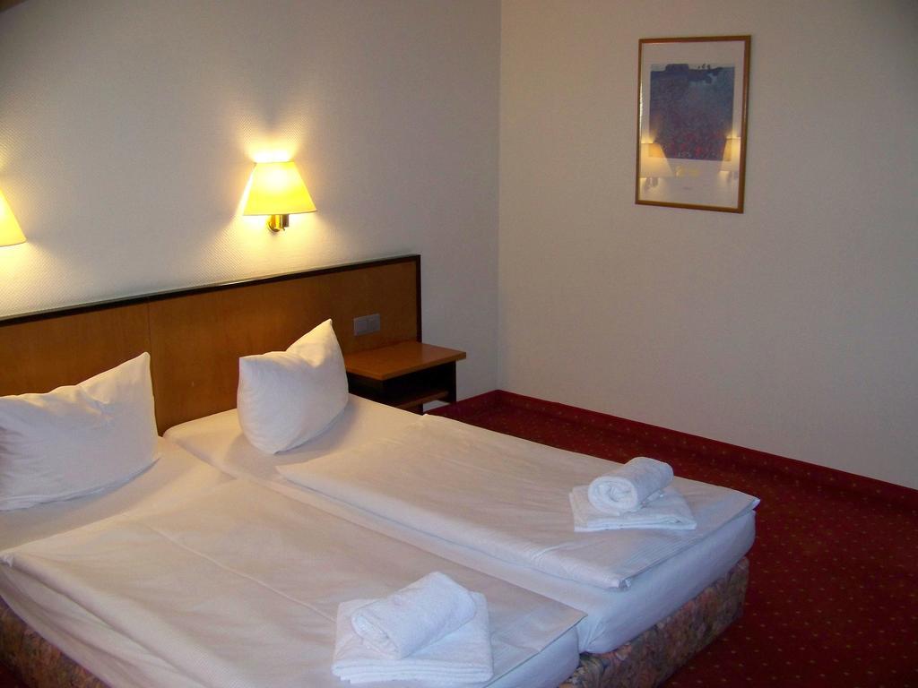 Hotel Amadeus ROYAL Berlin Hönow Zimmer foto