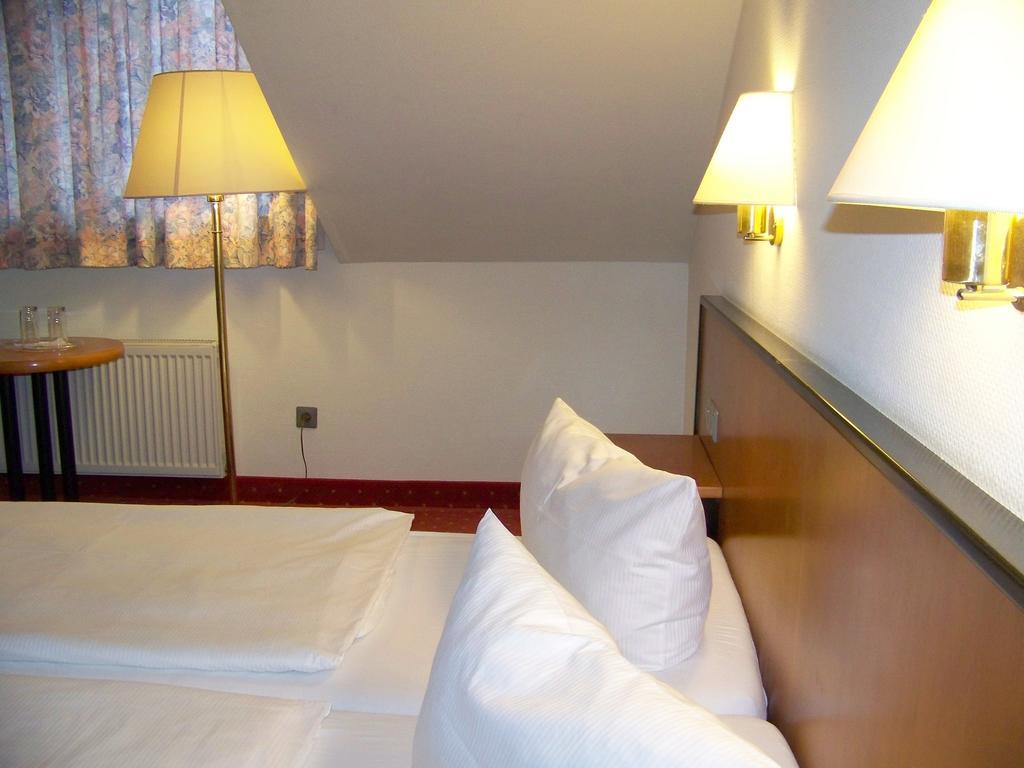 Hotel Amadeus ROYAL Berlin Hönow Zimmer foto